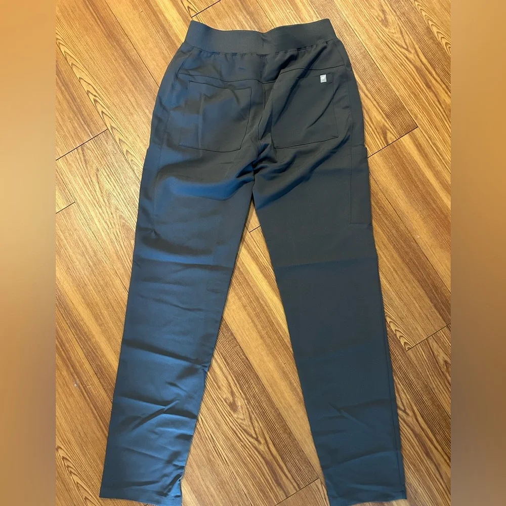 Fabletics Scrubs Set - Picture 3 of 4